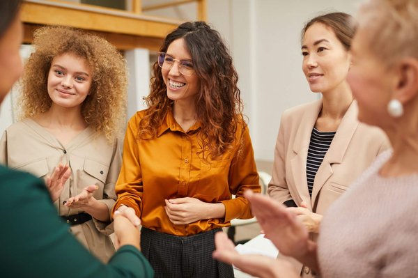 Comment les communautés peuvent-elles utiliser les médias sociaux pour promouvoir des projets de développement local?